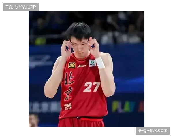 周琦竟然穿着百块T恤去豪车展，跟他球场上的光鲜完全两回事啊